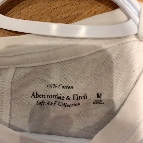 A&F cropped Graphic Tee - Picture 3 of 4